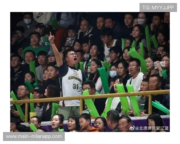 辽宁主场球迷热情助威，营造激烈季后赛氛围