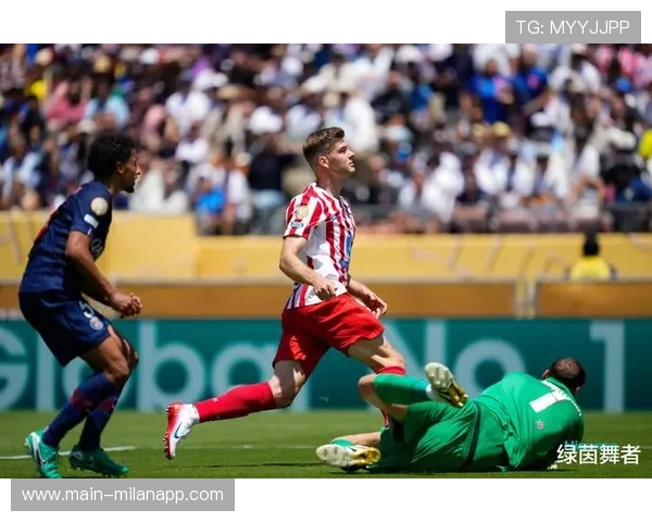 萨索洛球迷抗议裁判判罚,比赛一度中断五分钟 萨索洛球迷抗议裁判判罚,比赛一度中断五分钟